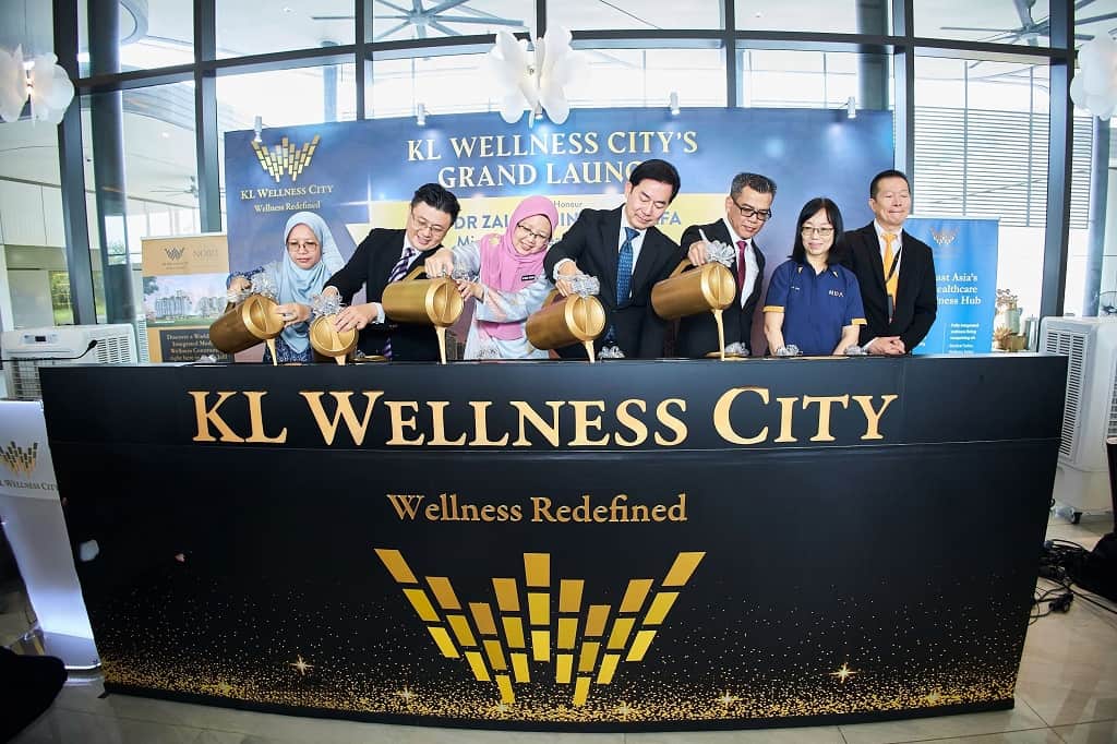 VIPs pour gold paint into the KL Wellness City logo, symbolizing the injection of life to the crown jewel of Malaysia’s medical tourism hub - KL Wellness City