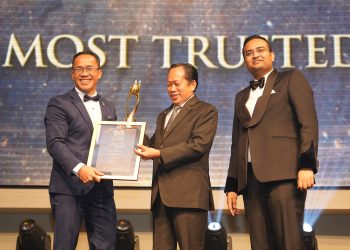Datuk Seri Haji Ahmad Maslan (center) presented the 'Most Trusted Brand' award to Ahmad Najib (left) at the Islamic Distinguished Entrepreneur Award (IDEA Award) 2023