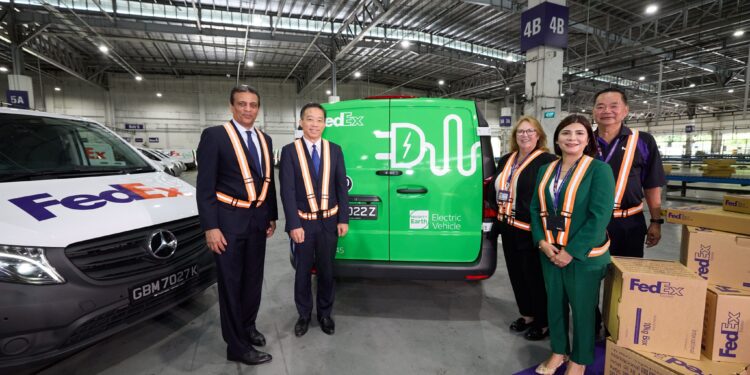 L to R: Mr. Raj Subramaniam, President and Chief Executive Officer, FedEx Corporation, Mr. Png Cheong Boon, Chairman, Economic Development Board, Ms. Tracy Brightman, Chief People Officer, Fed-Ex Corporation, Ms. Kawal Preet, President, FedEx Asia Pacific, Mr. Eric Pun, Operations Manager (and longest-serving employee), FedEx Singapore