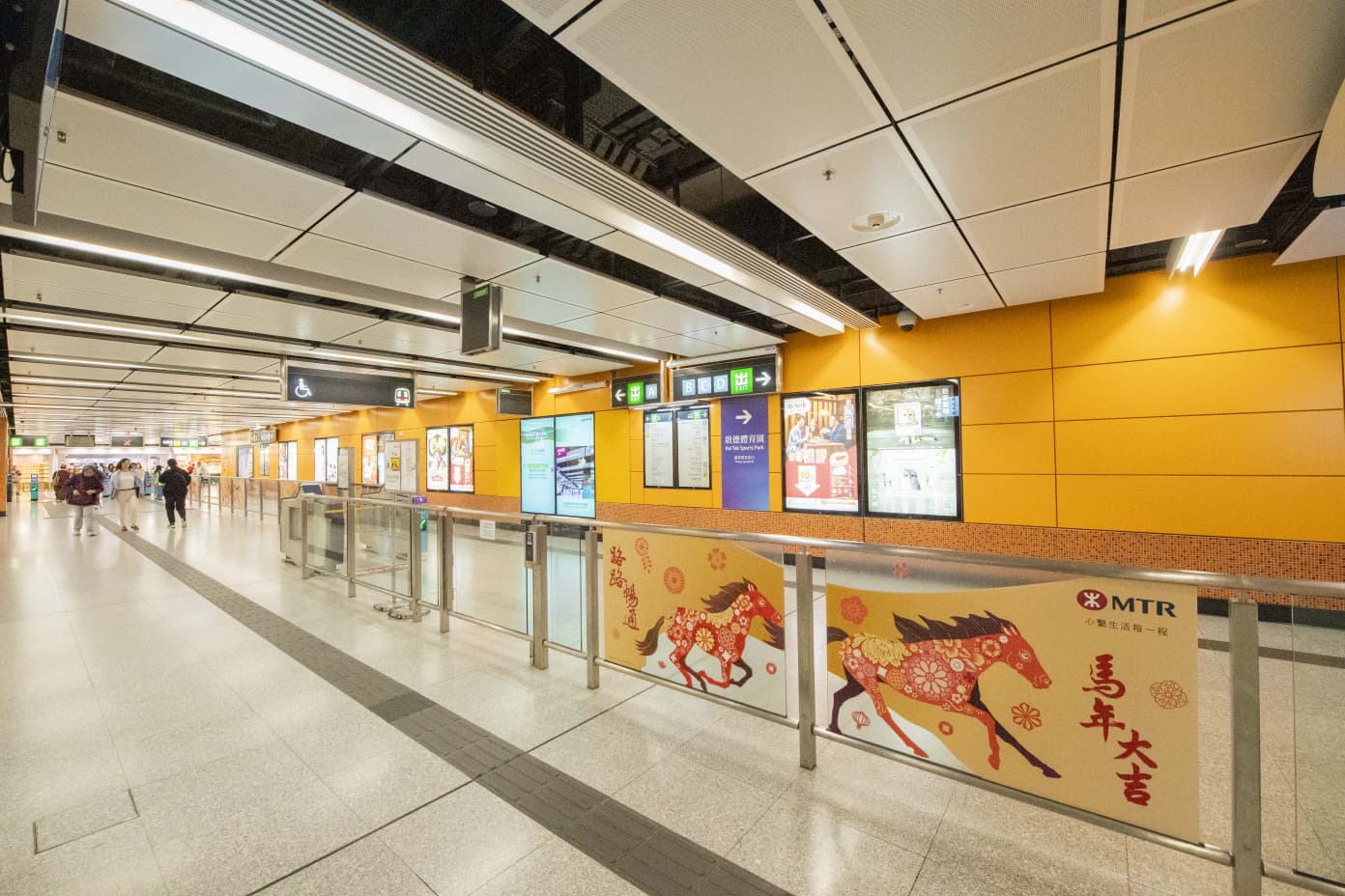 图3 港铁指定车站变身马年主题，并特别加入由本地音楽组合「农夫」配音的祝福声效，在乘客进闸时祝福大家行运大吉