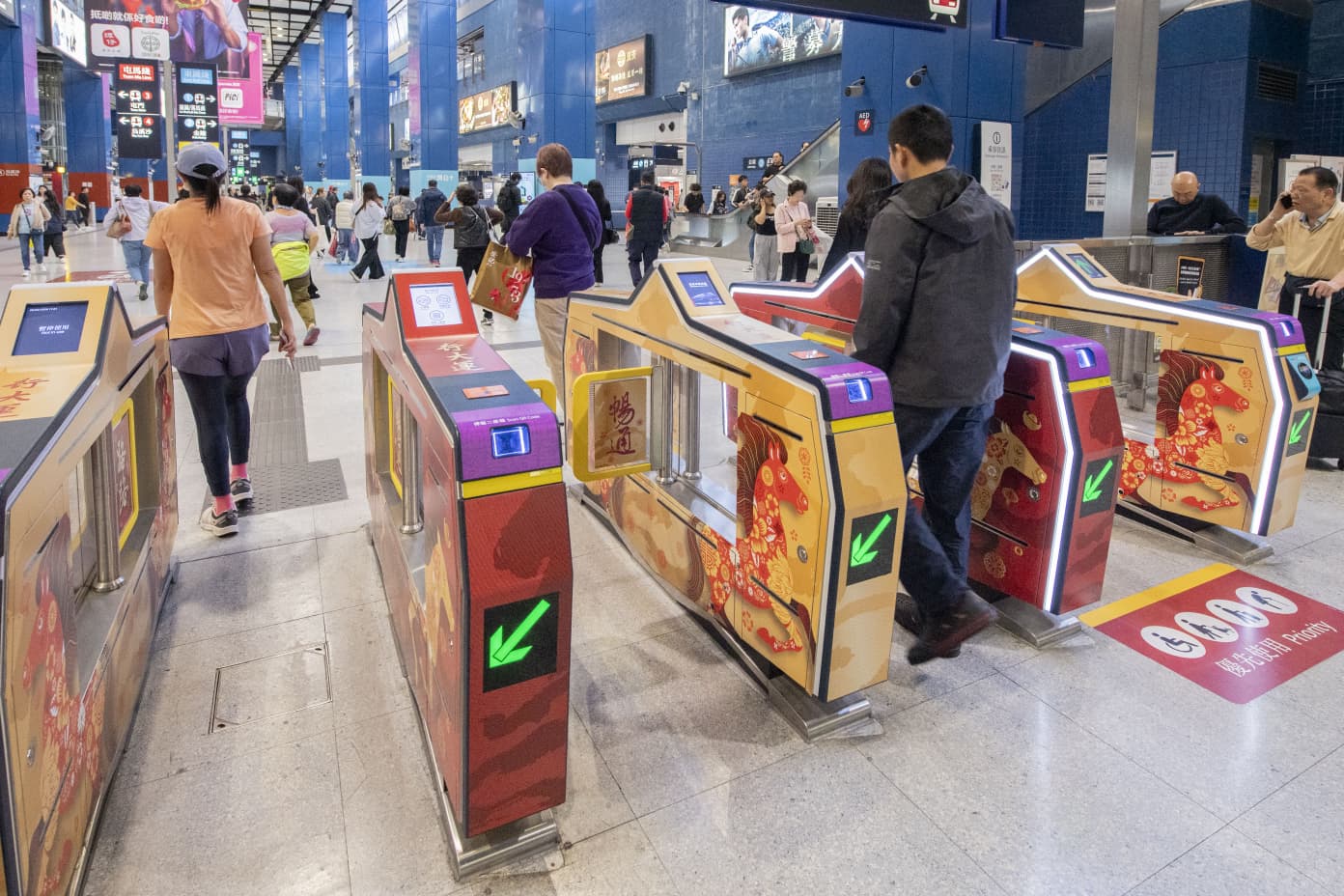 图4 港铁指定车站变身马年主题，并特别加入由本地音楽组合「农夫」配音的祝福声效，在乘客进闸时祝福大家行运大吉