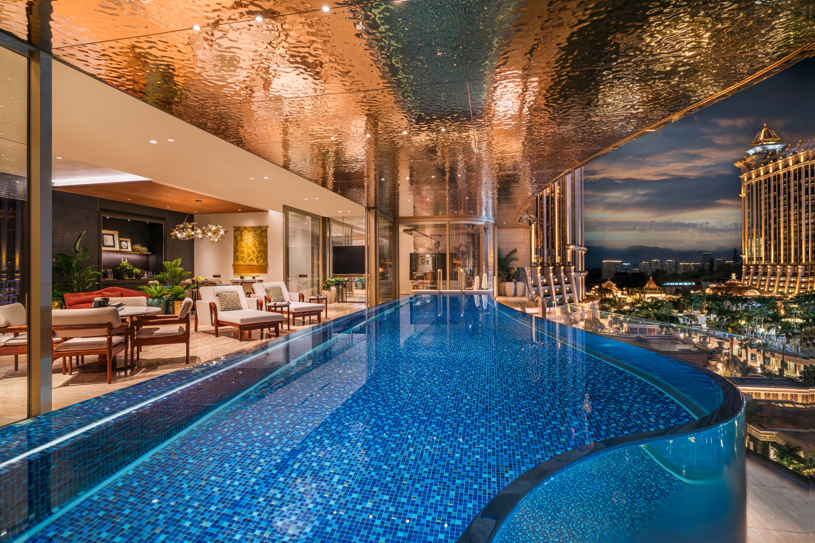 嘉佩乐别墅是澳门前所未见的惊世套房，更拥有南中国区难得一见的宽广面积，甚至设有房内专属泳池。