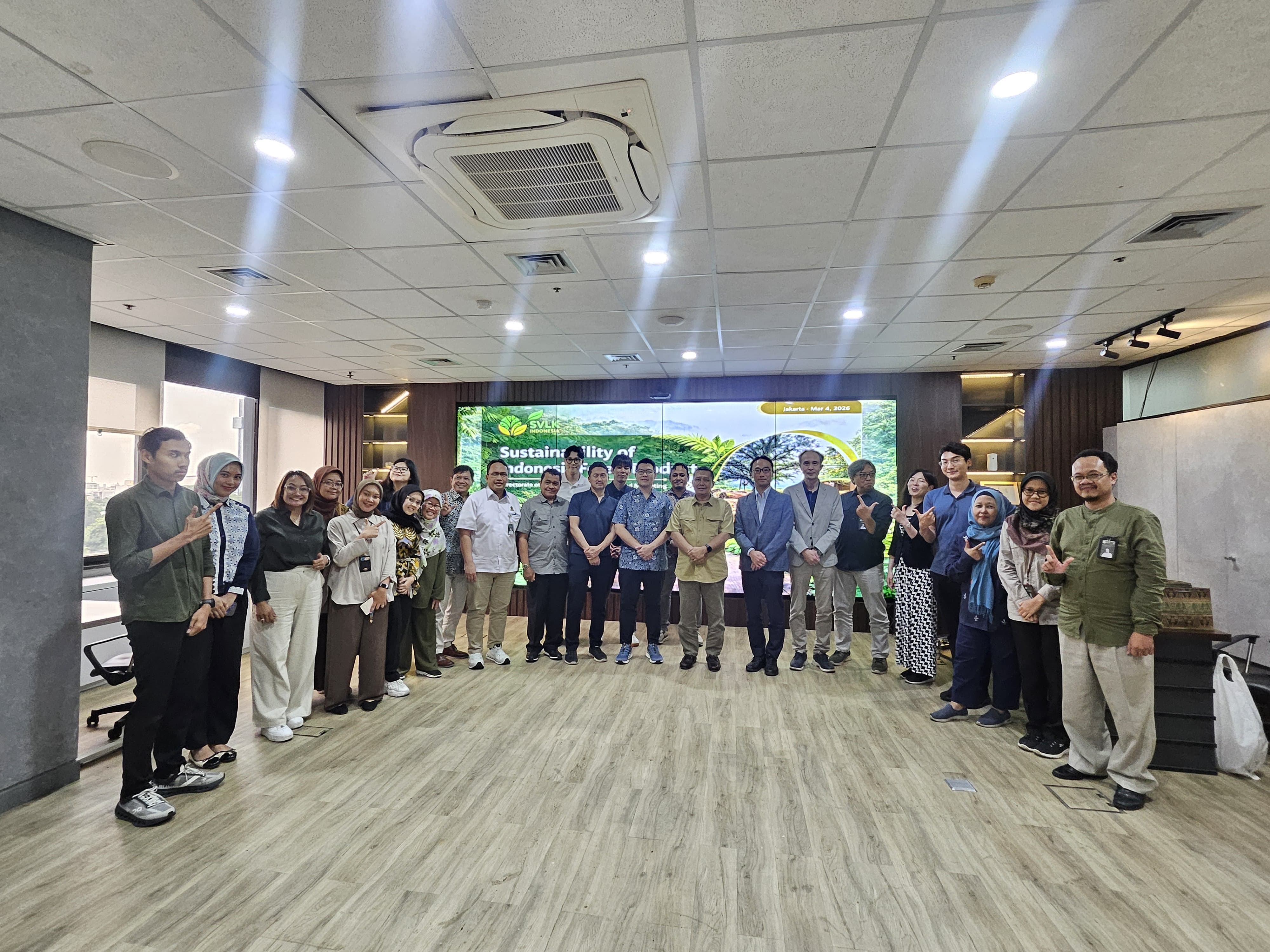 Official Meeting on Sustainable Forestry The Indonesian Ministry of Forestry receives representatives from Tokyo Gas Co., Ltd. and Hanwa Co., Ltd.—key buyers of wood pellets from PT Biomasa Jaya Abadi
