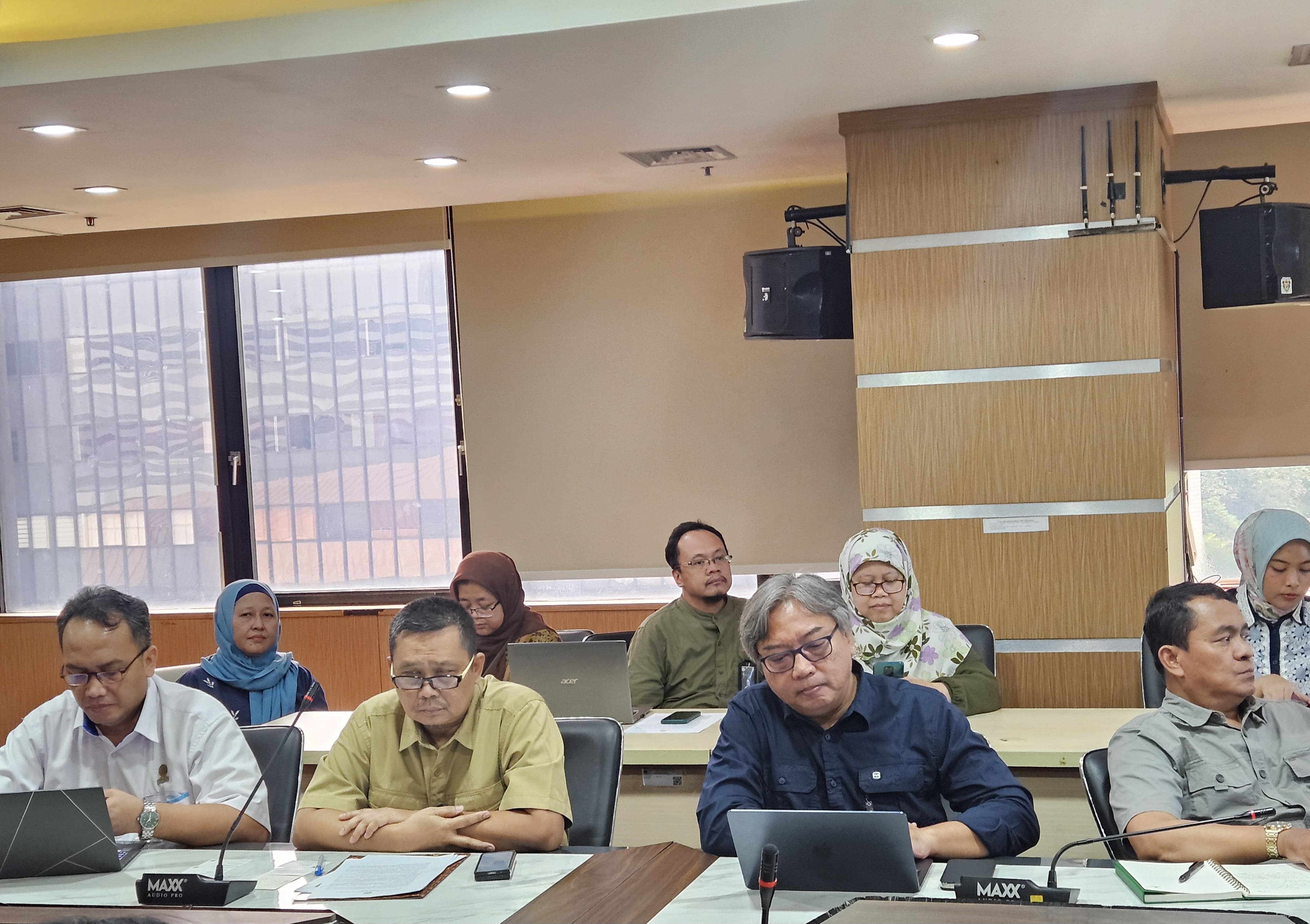 林業省との公式対話: 3月4日(水)、ジャカルタにおいて、林業省の森林産品加工・マーケティング開発局長であるAde Mukadi(左から2人目)と、森林産品認証・マーケティング小局長であるTony Rianto(右から2人目)は、日本企業**Tokyo Gas Co., Ltd.およびHanwa Co., Ltd.**の代表団を迎え、公式対話を行いました。 会合において林業省は、生態的・社会的・経済的側面を取り入れた持続可能な森林管理に対するインドネシアの揺るぎないコミットメントを改めて強調しました。