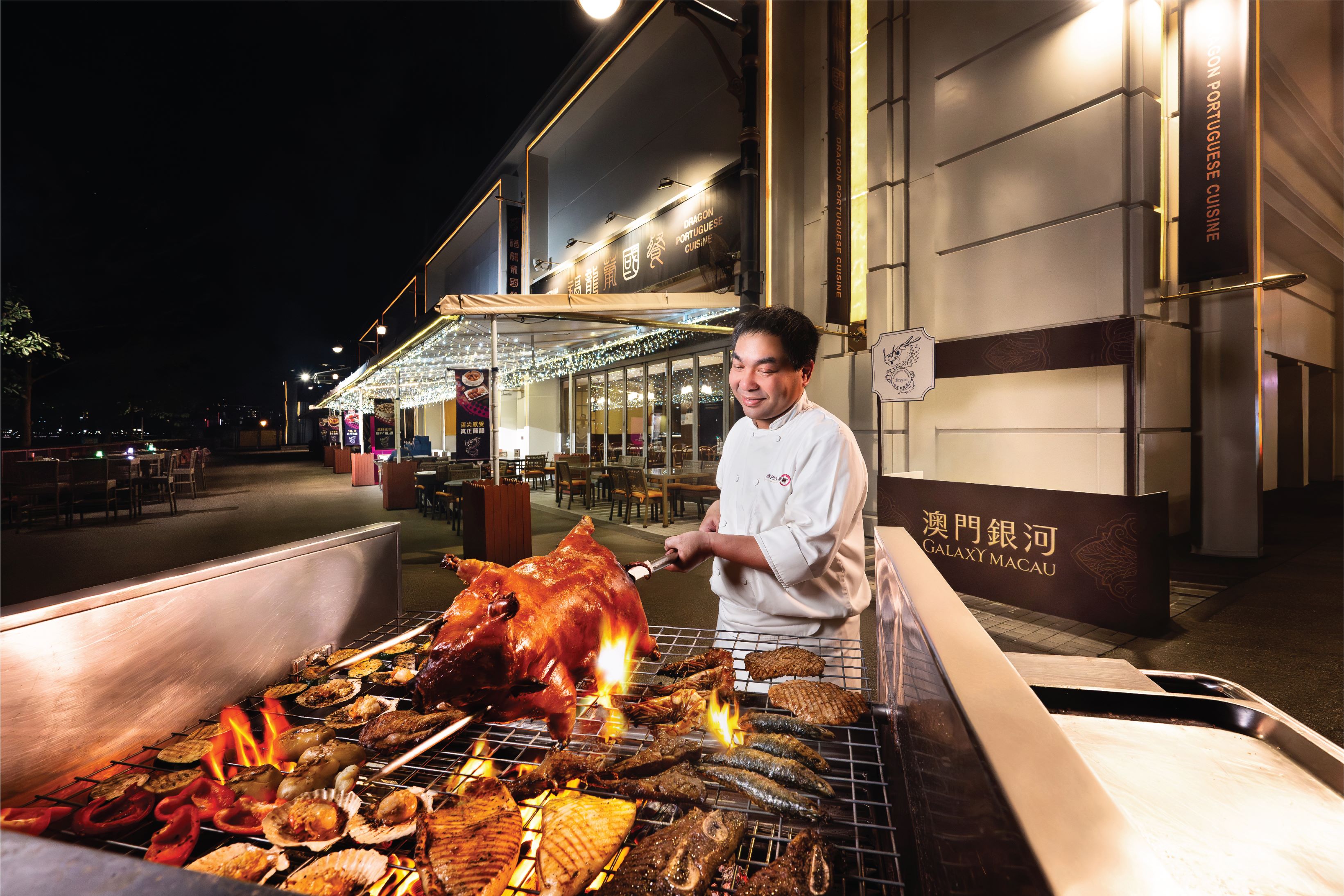 逢星期五到星期日，来「澳门百老汇」享受无尽星空下的火热良宵，于福龙葡国餐品尝即席制作、色香味全的鲜美烤肉和海鲜，感受春夜。