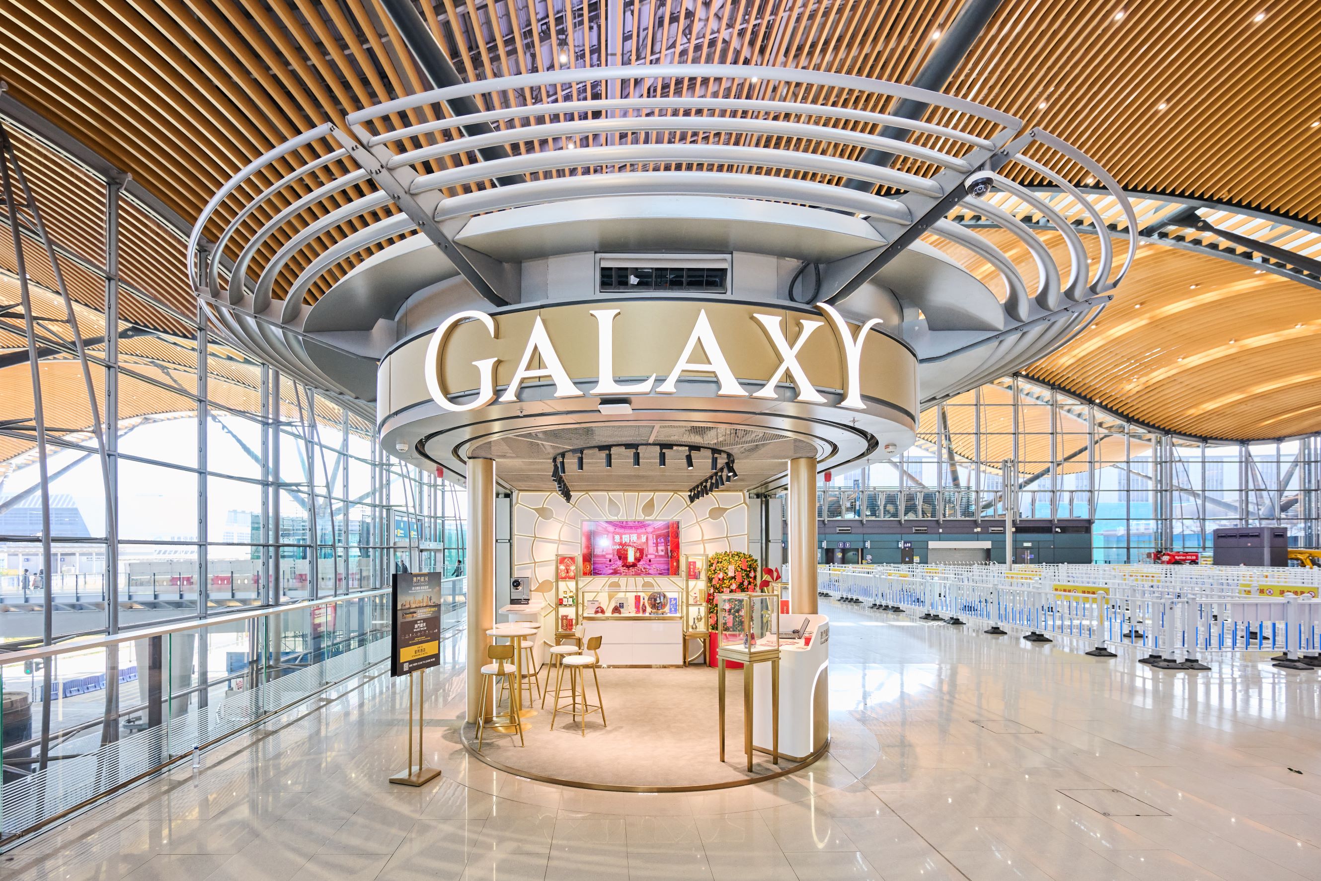 银河娱乐集团新近于港珠澳大桥香港口岸设立服务中心，为访澳旅客提供全方位的贴心服务，为行程增添方便与信心。