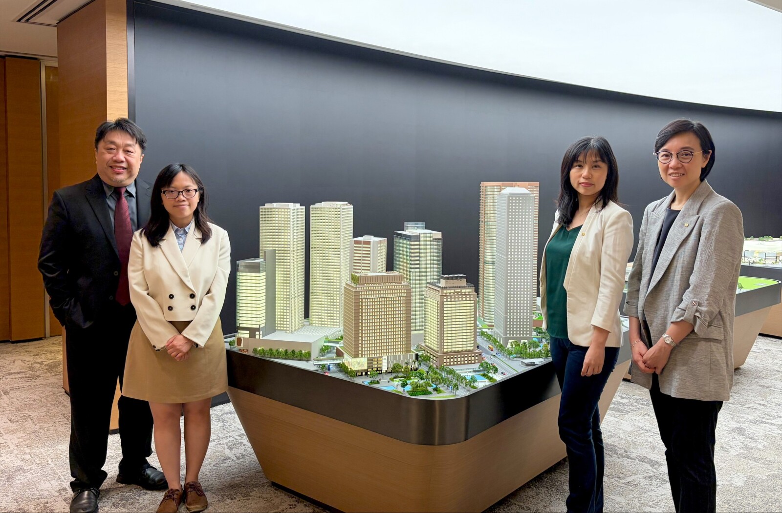 (由左至右)金門建築集團持續發展經理謝志軒先生、金門建築集團助理技術經理朱家欣女士、置地公司高級可持續發展經理林藹筠女士及置地公司工程助理總經理吳美玲女士