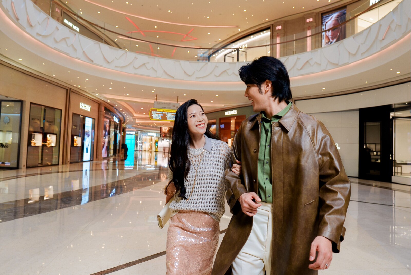 “银河时尚汇”云集超过200个国际精品品牌，并定期连手度假城举办期间限定的新品优先体验，让宾客率先感受最新时尚脉动。