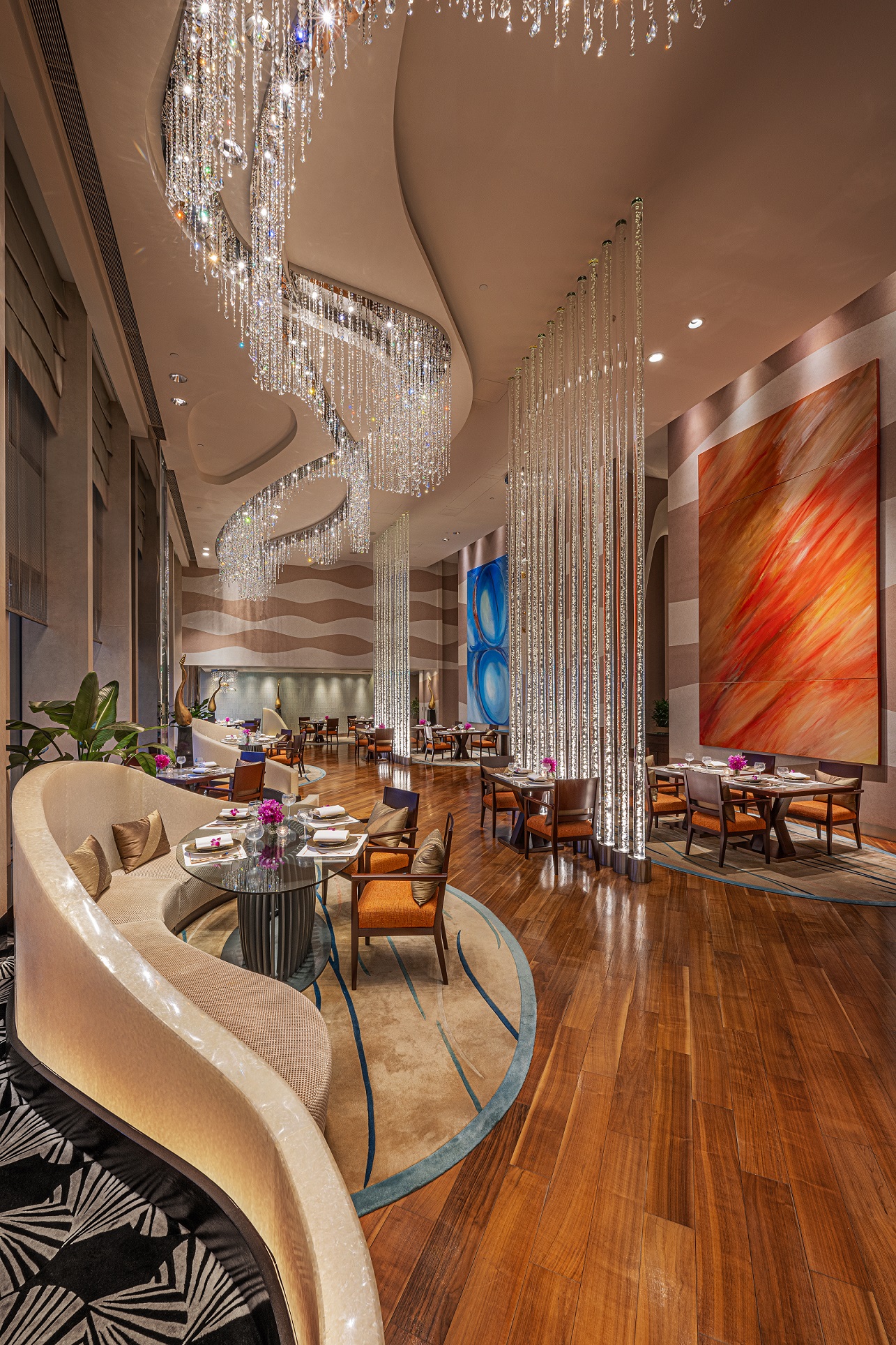 为庆祝泰国泼水节，米其林入选餐厅“尚坊”将携手 曼谷米其林二星餐厅 R‑HAAN 的创始人兼主厨 Chumpol Jangprai 联袂献技，以泰国宫廷食谱为灵感，结合传统献花与净手仪式，以及泰国传统木琴演奏，呈献一场沉浸式泰式感官盛宴。