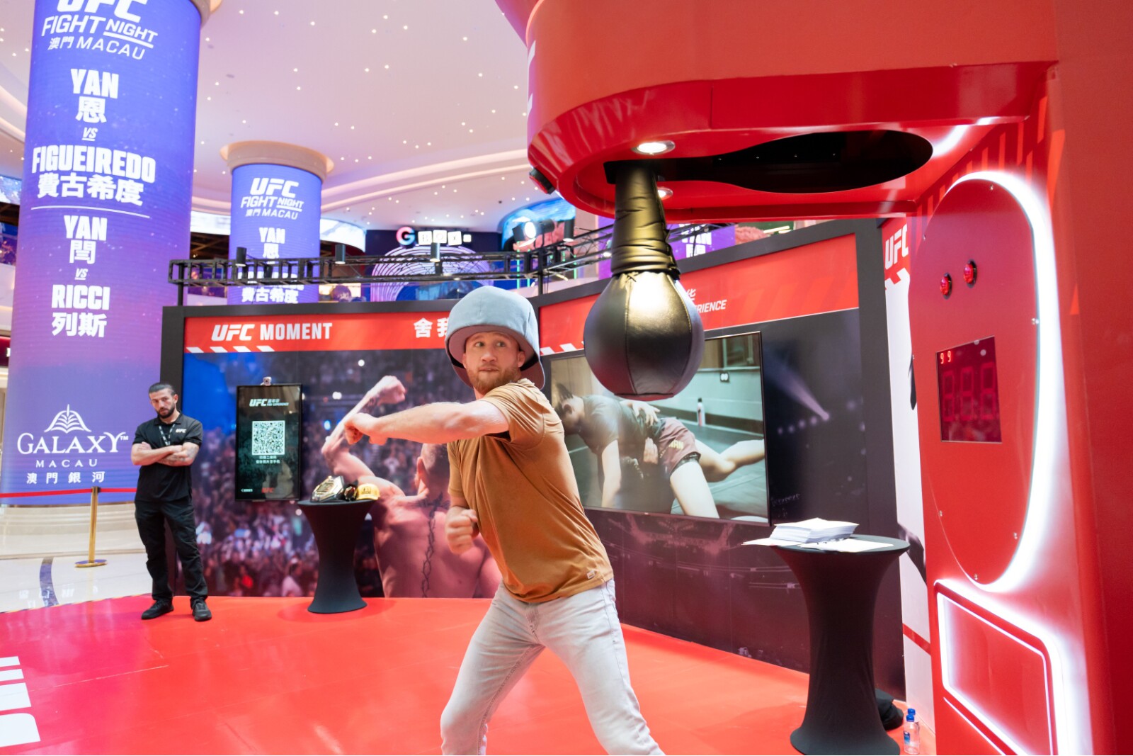 《UFC格斗之夜澳门》的格斗周期间,宾客可参与UFC拥趸体验,沉浸于由八角笼延伸的热血氛围,尽享肾上腺素飙升的格斗体验。