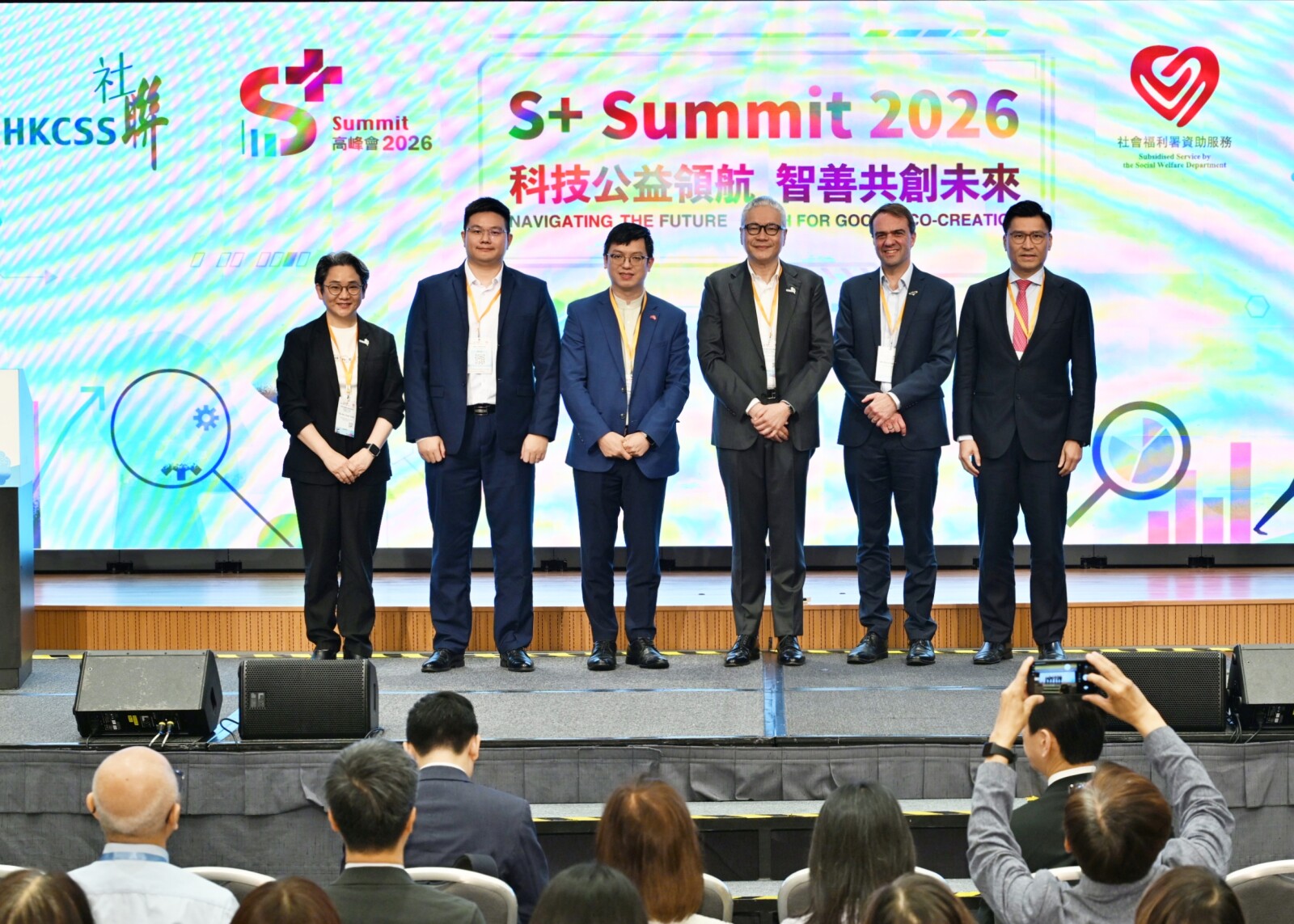 從左至右:社聯行政總裁陳文宜議員、騰訊可持續社會價值事業部(SSV)技術架構部架構師朱銀良先生、香港特區政府勞工及福利局副局長何啟明先生、社聯主席管浩鳴議員、澳洲社企Infoxchange行政總裁David Spriggs先生、香港特別行政區立法會科技創新界邱達根議員