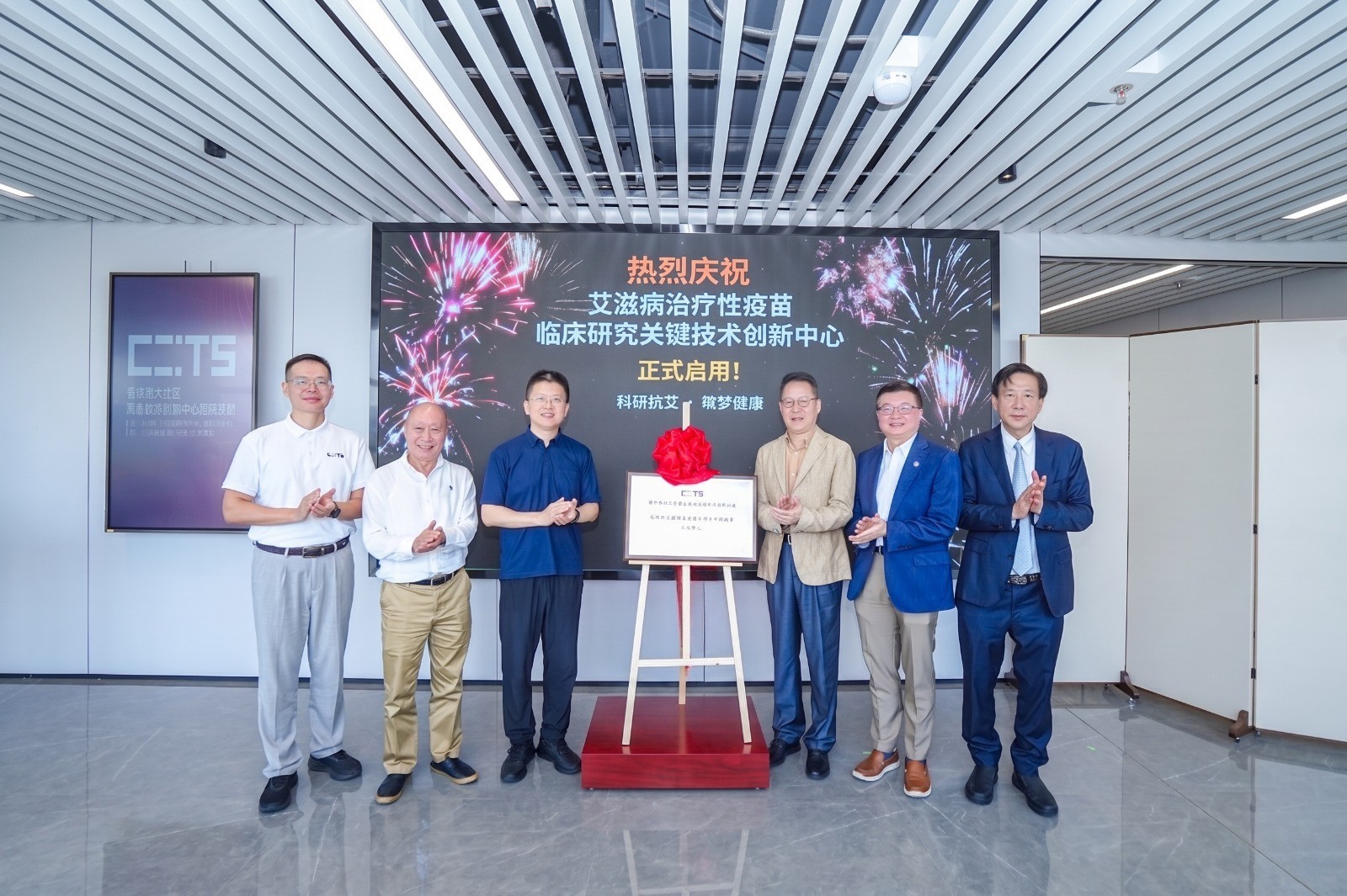 【由左至右】:國際總部副主任曹騰飛博士,醫克生物企業融資總監兼聯合創始人劉高原先生,深圳清華大學研究院常務副院長、國際總部主任劉仁辰博士,醫克生物行政總裁兼聯合創始人金俠博士,醫克生物首席科學顧問兼聯合創始人陳志偉教授,醫克生物董事會主席兼聯合創始人鄭淇德醫生