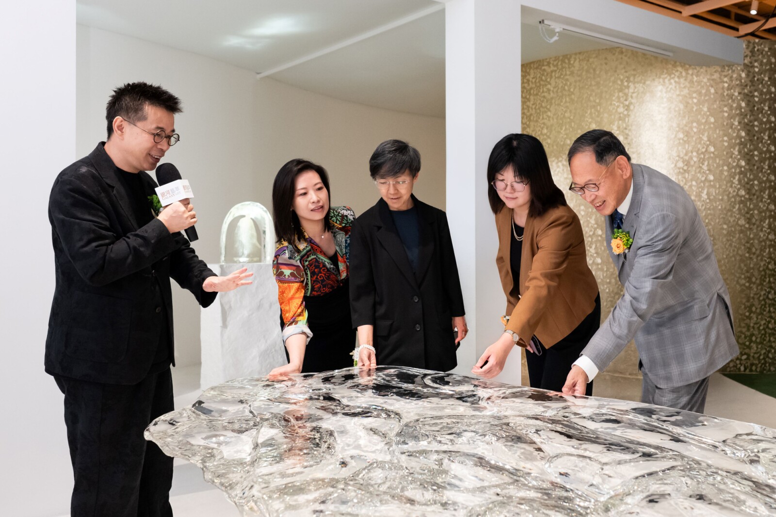 开幕仪式后，主礼嘉宾进入