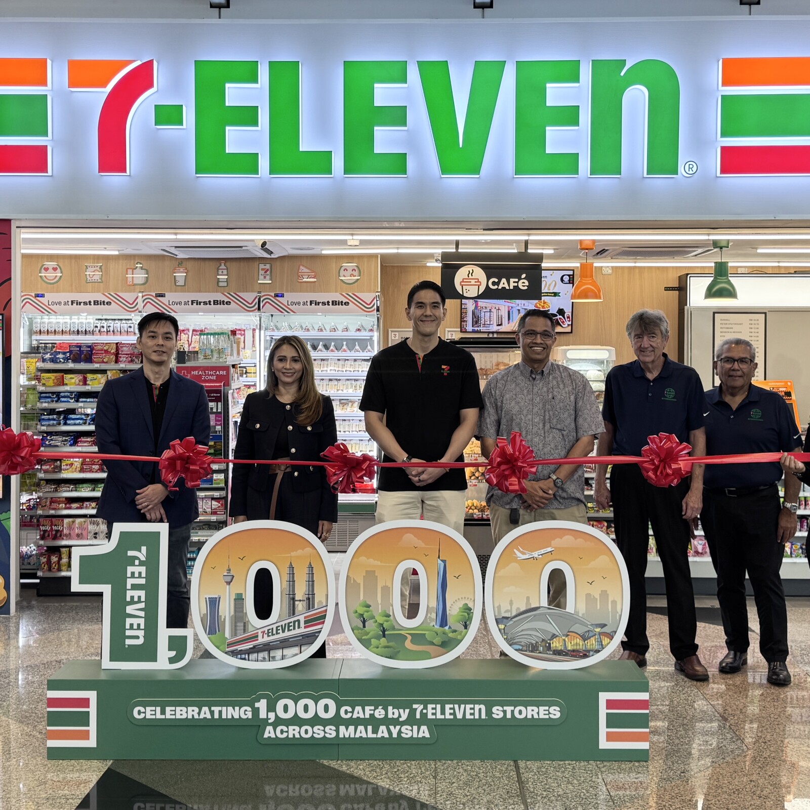 Dari kiri ke kanan: Wong Wai Keong, Ketua Pegawai Eksekutif, 7-Eleven Malaysia Sdn. Bhd.; Hani Ezra Hussin, Pengurus Besar Kanan – Perkhidmatan Komersial, Malaysia Airports Holdings Berhad; Tan U-Ming, Ketua Pegawai Eksekutif, 7-Eleven Malaysia Sdn. Bhd.; Encik Zulhikam Ahmad, Pengurus Besar – Komersial (Prestasi & Pertumbuhan Perniagaan), Malaysia Airports Holdings Berhad (MAHB); Jim Girard - Pengarah Kanan Serantau, 7-Eleven International dan Estaban Velasquez, Pengarah Kanan dan Pengawal, 7-Eleven International, merasmikan pembukaan cawangan CAFé by 7-Eleven yang ke-1,000 di KLIA Terminal 1.
