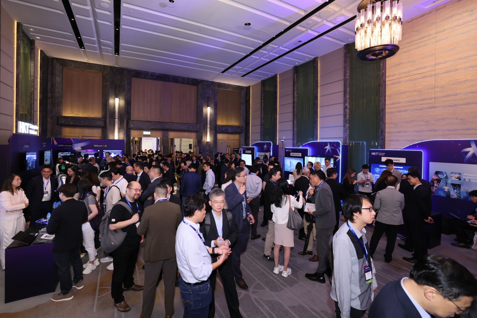 今屆科技周匯聚 30+ 科技夥伴及 40+ 前沿 AI 方案同場展示，全方位展現 AI 如何為企業釋放實質商業價值，展現香港創科生態圈的強大凝聚力。